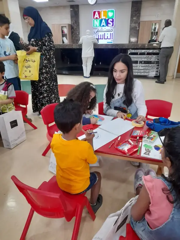 Laila drawing with children at Al Nas Hospital